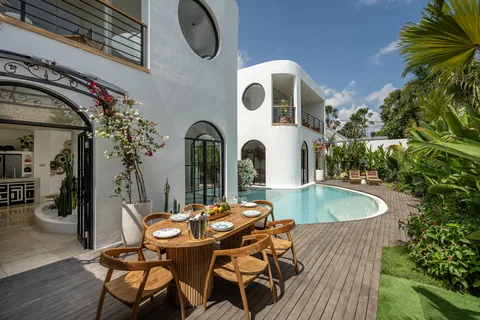Casa Diplomatico's white façade and pool